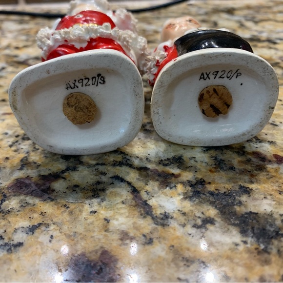 VTG 1950’s Napco Mr and Mrs Clause spaghetti trim salt and pepper shaker set - Picture 5 of 9